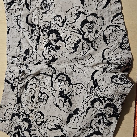 Floral Black and Cream Women's Shorts Ann Taylor Loft Size 6 4" Mid-Rise - Picture 3 of 9